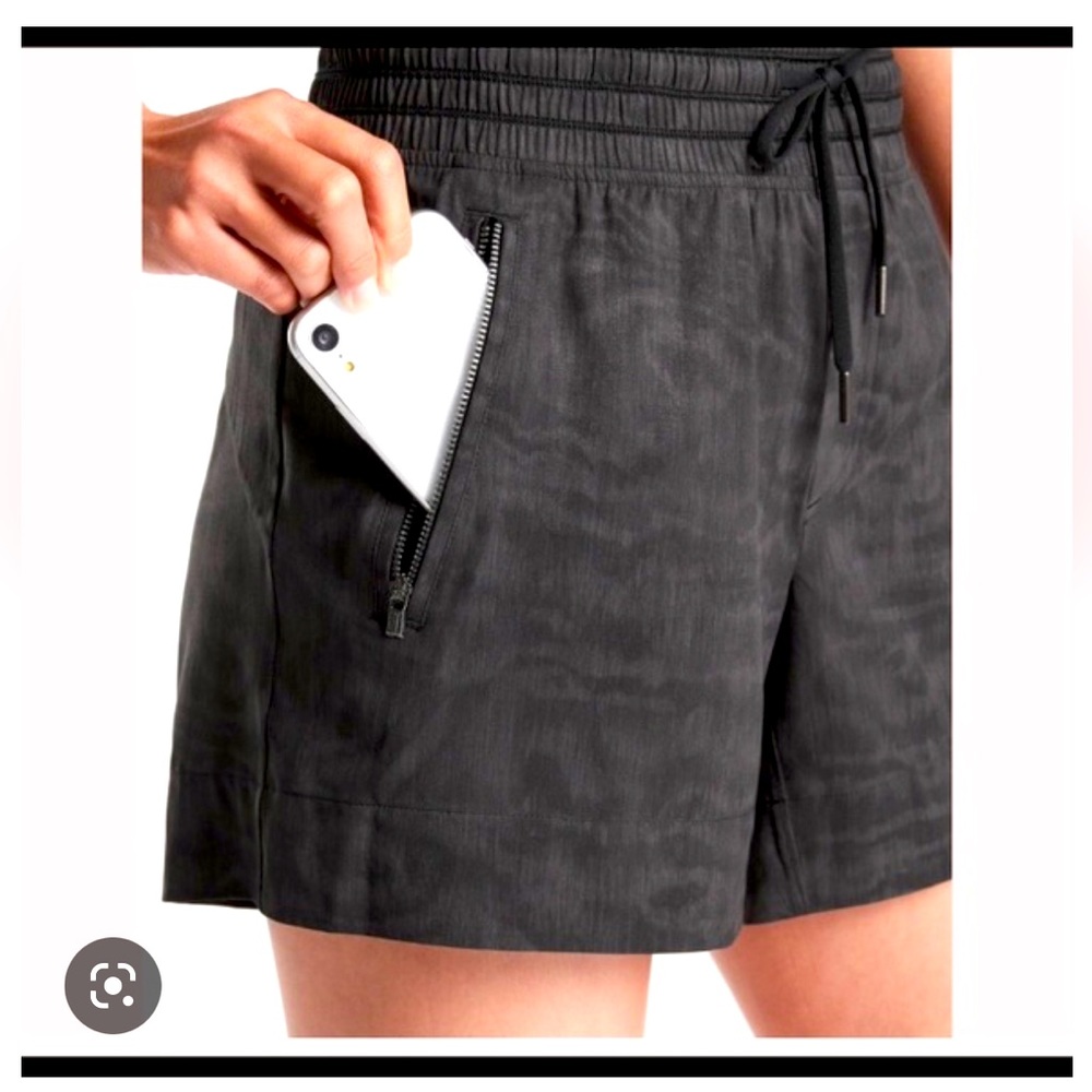 Athleta, Camden printed short, size 0, brand new with tag 🌟